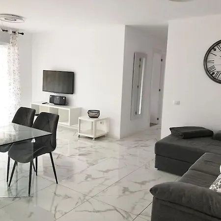 Apartamento Con Piscina Cerca De Puerto Colon Apartmán
